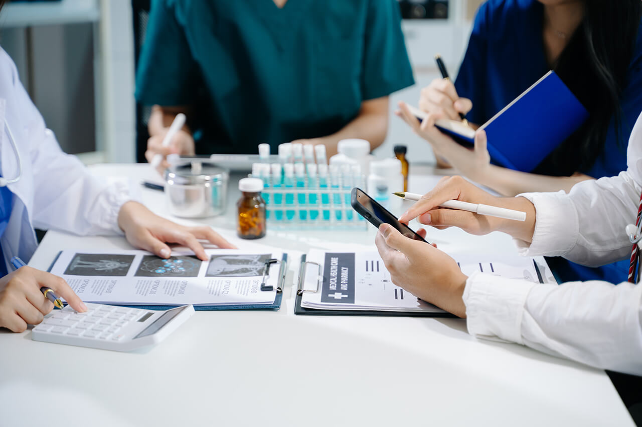 medical-team-having-a-meeting-with-doctors-in-whit-2024-11-01-20-34-01-utc (1)